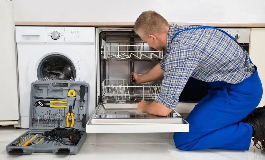 Kazan Whirlpool servisi teknisyen ekibi beyaz eşya tamiri yaparken